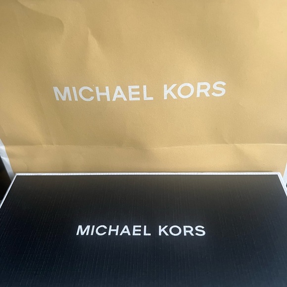 Michael Kors Wallet with Passcase - Picture 4 of 4